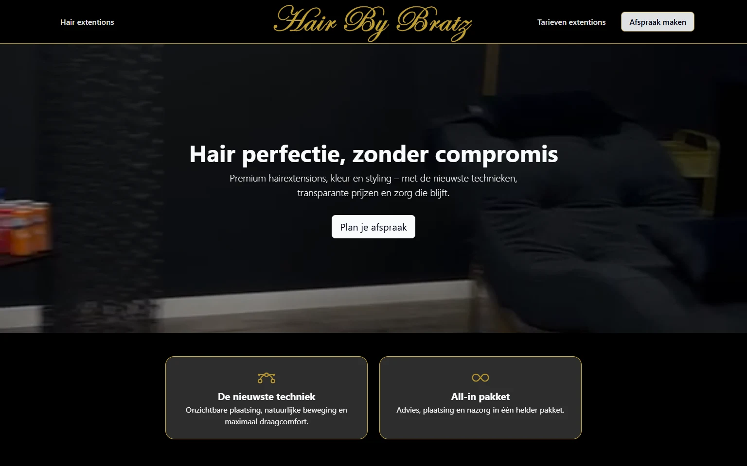 Actuele screenshot van Hair by Bratz met een zwarte en gouden vormgeving, videobeeld en een knop om een afspraak te plannen.